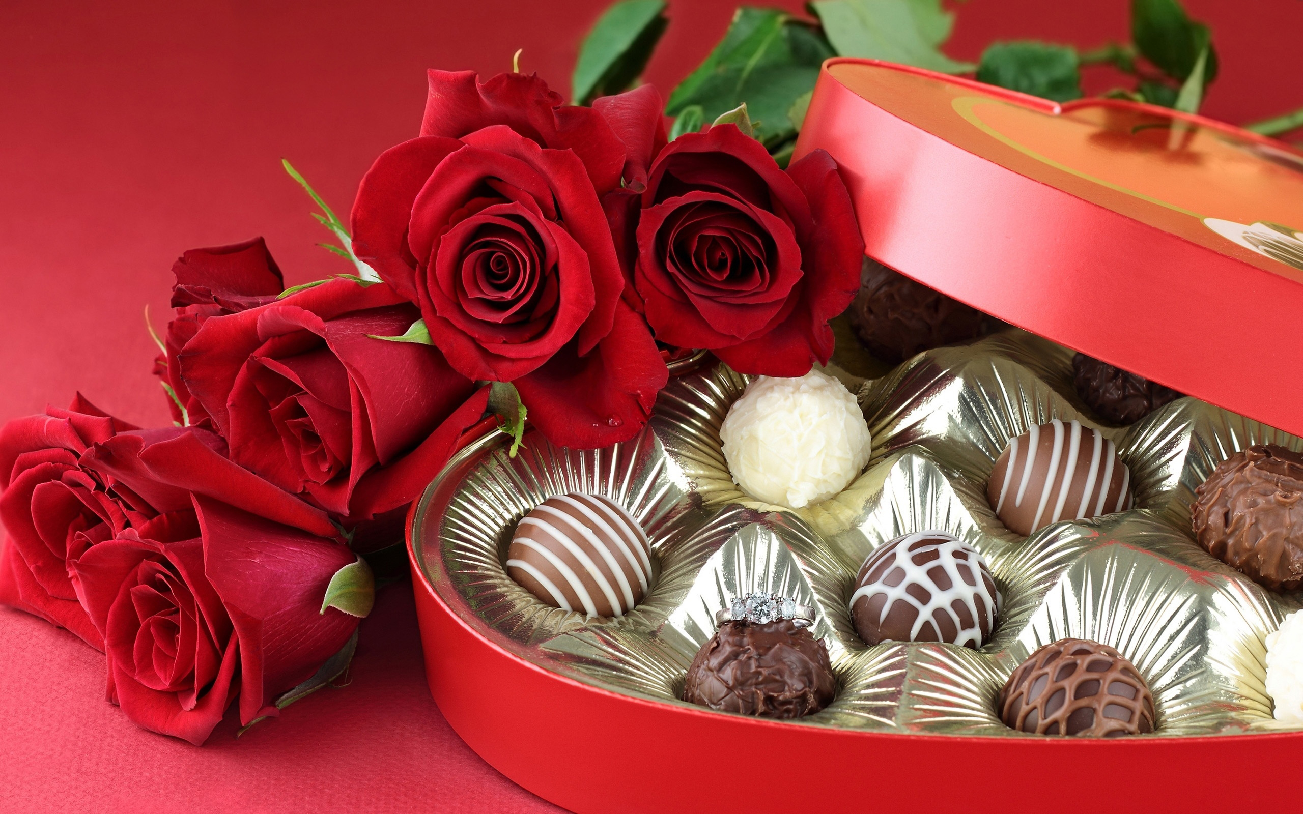 Beautiful Wallpaper With Red Roses And Chocolates In Heart