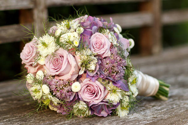 This jpeg image - Background with Bouquet, is available for free download