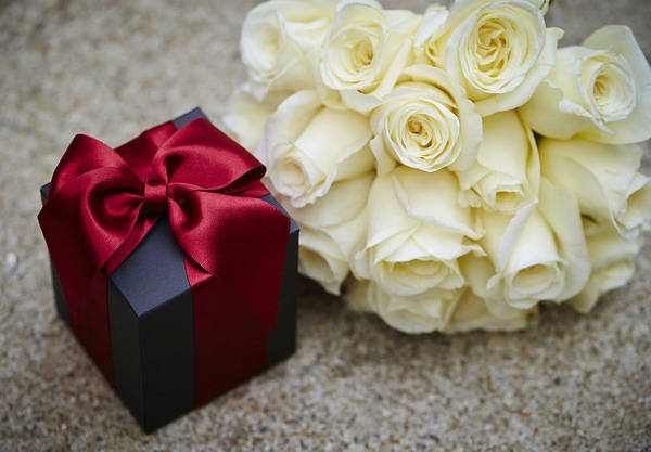 This jpeg image - Gift and White Roses Background, is available for free download