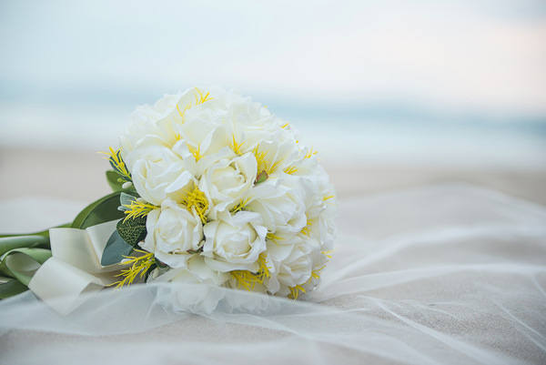 This jpeg image - White Wedding Bouquet Background, is available for free download