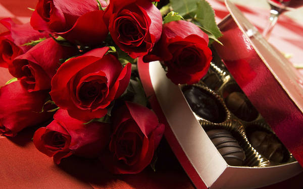 This jpeg image - Beautiful Romantic Wallpaper with Roses and Chocolates, is available for free download