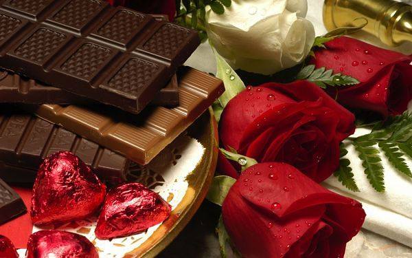 This jpeg image - Roses and Chocolates Wallpaper, is available for free download