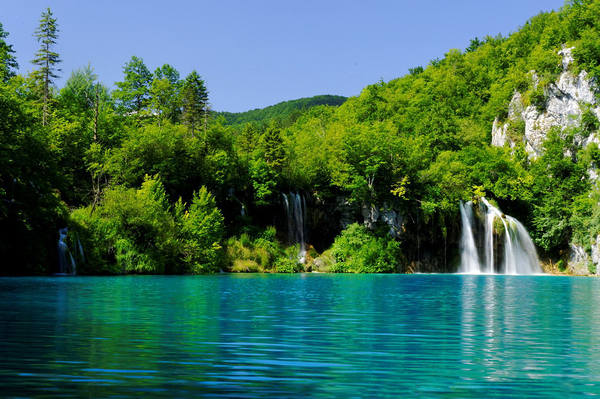 This jpeg image - Turquoise Plitvice Lake Croatia Wallpaper, is available for free download